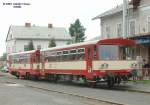 810 241-1 mit Beiwagen (kein Steuerwagen, man sieht Mdchen auf der Rckbank sitzen!) im Juli 2003 in Frydlant v.Cechach.