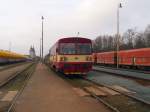 810 589-2 wartet in Hostivice auf Bahnsteig 3 auf die Abfahrt nach Praha Smichov am 16.1.2015.