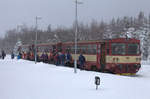 Zahlreiche Wintersportler verlassen die Brotbüchsengarnitur in Moldava.