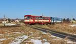 810 383-0 und Beiwagen zu sehen am 13.02.17 mit dem Os 17546 in Bezděkov u Klatov.