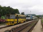 810 205-5 (Viamont) mit Os 15708 Trutnov Hlavn Ndra-Svoboda nad pou und 750 705-6 mit R 849 auf Praha Hlavn Ndra-Trutnov Hlavn Ndra auf Bahnhof Trutnov Hlavn Ndra am 1-8-2011.