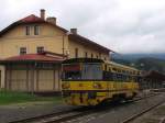 Drei Variante der Brotbchsen: 810 205-5 (Viamont) mit Os 15715 Svoboda nad pou-Trutnov Hlavn Ndra auf Bahnhof Svoboda nad pou am 8-8-2011.