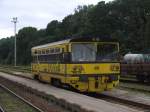 810 205-5 (Viamont) mit Os 15708 Trutnov Hlavn Ndra-Svoboda nad pou auf Bahnhof Trutnov Hlavn Ndra am 1-8-2011.