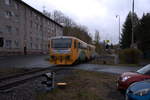 Zug vom Bhf Asch/Mesto fährt in den Bahnhof Asch ein.