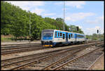Mit Steuerwagen Seite 914138-3 voraus wartet ein Dieseltriebzug der CD im Bahnhof Mlada Boleslav am 6.6.2024 auf seinen nächsten Einsatz.