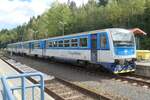 Triebzug der CD mit dem führenden 814 195 im September 2024 im Grenzbahnhof Bayrisch Eisenstein