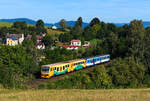 Bereits auf dem absteigenden Ast befinden sich die Triebzüge der Baureihe 814 bei der ČD. Moderne Fahrzeuge verdrängen die modernisierten  Brotbüchsen  nach und nach. Daher war mir der Personenzug 7545 auf seiner Fahrt von Železná Ruda-Alžbětín nach Klatovy ein Bild wert, als er am Morgen des 11. August 2024 kurz vor dem Bahnhof Dešenice an mir vorbei fuhr. Zumal er auch aus beiden Lackierungsvarianten der Baureihe gebildet war. Der hintere Triebzug war der 814.009, beim vorderen im moderneren Najbrt-Design handelte es sich um 814 196.