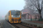 Frostiges Wetter mit Reif am 28.12.2024 in Kutna Hora mesto wo sich die Regionova bereit zur Abfahrt nach Kutna Hora macht, mit dem Triebwagen der Baureihe 914. 