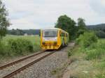 11.6.2011 16:24 ČD 814 005-5 als Personenzug (Os) aus Cheb nach Hranice v Čechch kurz vor dem Ort  Hranice.