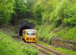 CD 814 fährt aus dem Ostportal des Tunnel bei Rynholec (Baujahre 1897, Länge 400m)am 21.