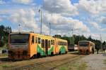 914 067-4 / 814 067-5 mit Os 28333 Kostelec u Jihlavy-Slavonice und 814 069-1 / 914 069-0 mit Os 28314 Slavonice-Kostelec u Jihlavy auf Bahnhof Telč am 20-5-2013.