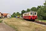 Am 20.06.21 fuhren wir mit dem M262.076 (Os 11101) von Kolešovice nach Krupá und Lužná u Rakovníka als Fotofahrt. Hier zu sehen in Chrášťany. Der LIAZ auf dem Bahnübergang kam vollig überraschend.