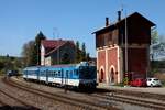 842 013+Steuerwagen 80-29 218, als Os7667 (Plasy - Plzeň hl.n.), bei der Ausfahrt in Plasy am 19.04.2018 