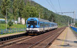 843 016 passiert auf dem Weg nach Usti nad Labem am 12.06.19 als R 1172 den Bahnhof Dobkovice.