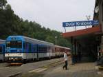 843 025-8 mit eine bunte R 985 Liberec-Pardubice Hlavn Ndra auf Bahnhof Dvůr Krlov nad Labem am 4-8-2011.
