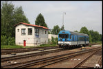 843006 fährt am 24.5.2016 am Stellwerk des Bahnhof Liberec vorbei.