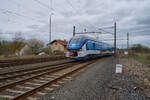 844 017 war am 03.04.2024 als Os 7004 auf dem Weg von Chomutov nach Cheb. Gerade fährt der Zug in den Bahnhof Tršnice ein.