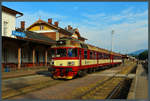 854 005-6 wartet am 04.06.2017 in Trutnov hl.n.