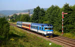 Die Triebwagen 854 028 mit einem Regionalzug verlässt den Bahnhof Nemotice (Nemotitz) in Richtung Brno. 26.08.2022.