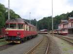 “Sonntagsruhe” am 12-7-2009 auf Bahnhof Tanvald mit Zge nach Praha (die im uerlichen Ursprungszustand belassenen 854 021-3/M296.1021), Liberec (843 014-2) und elezn Brod (810 207-1).