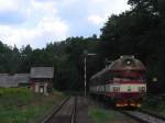 80-29 208-3/854 210-2 mit Sp 1868 Trutnov Hlavn Ndra-Kolin auf Bahnhof Pilnikov am 3-8-2011.