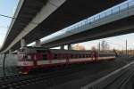 Ein Triebwagen der Baureihe 854 als Nahverkehrszug von Benešov kommend passiert am 14.11.2015 den Stadtteil Libeň und erreicht in Kürze das Ziel, den Hauptbahnhof von Prag.