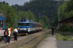 854 007-2 läuft in Zelezby Brod ein, um in wenigen Minuten gemeinsam  mit 843 030-8 nach Turnov zu fahren