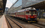 854 021 verlässt als R 1142 nach Tanvald am 15.06.16 den Hbf Prag.