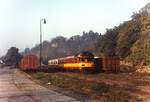 Dieseltriebwagen der CD: Im Herbst 1994 trifft der 853 022-2 mit einem Nahverkehrszug in Vrane nad Vltavou ein. Diese zwischen 1968 und 1971 beschafften 588 kW starken Triebwagen wurden zunächst im hochwertigen Schnell- und Eilzugdienst eingesetzt und beförderten u. a.  im Zeitraum vom Mai 1969 bis Mai 1972 den  Vindobona  zwischen Berlin und Wien. Zwischwen zwei Triebwagen konnten bis zu vier Personenwagen eingereiht werden.