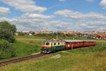 Stadtsilhouette Tabor mit Nostalgiezug auf dem Weg nach Bechyne mit der E 422 0003 am 04.07.2020. Gerade am Wochenende wird für die Touristen die historische Bobinka eingesetzt. 