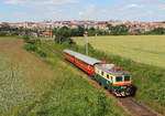 Mit der E 422 0003 auf dem Weg nach Bechyne zeigt sich die Stadtsilhouette von der Hussitenstadt Tabor am 04.07.2020.