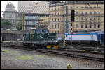 Am 9.6.2024 war auch die museale Rangierlok E 458 1011 im Hauptbahnhof Prag im Einsatz. Um 14.33 Uhr rangierte sie dort.