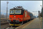 121 041-8 und E 469 165 (121 056) der IDS Cargo stehen am 11.02.2023 im Bahnhof Děčín hl.n. 