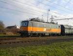 AWT 121 038-4 durchfährt mit einem Güterzug den Bahnhof  Dolní Beřkovice am 6.2.