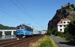 123 025 schleppte am 14.06.19 einen Containerzug durch Usti nad Labem vorbei an der Burg Strekov Richtung Litomerice.