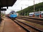 CD Cargo 123 013-5 am 5.6.2022 durchfährt mit einem Güterzug den Bahnhof Kralupy nad Vltavou.