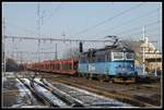 130 042 fährt am 22.01.2019 mit einen Güterzug durch den Bahnhof Prelouc.