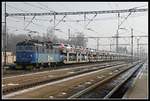 130 012 fährt am 22.01.2019 mit einen langen Güterzug durch den Bahnhof Prelouc.