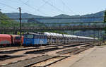 130 031 passiert mit einem Autozug am 14.06.19 den Bahnhof Usti nad Labem Strekov in Richtung Zapad/Decin.