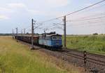 130 026-8 zusehen am 13.06.20 mit einem Holzzug in Pardubice Opočínek.