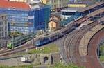 Mit einem gemischten Güterzug passiert 130 032 am 27.05.23 auf dem Weg Richtung Usti nad Labem zapad den Hauptbahnhof von Usti nad Labem. Dahinter erreicht der IC 16539 gerade sein Ziel. Fotografiert von der Vetruse aus.