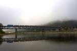 Im frühmorgendlichen nebligen Elbtal fährt 130 xxx mit einem Kohlezug über die Eisenbahnbrücke in Usti nad Labem.Bild vom 10.9.2015