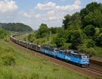 Die Gleichstromlokomotiven 130 033 und 130 032 brachten am 26. Mai 2018 einen leeren Autozug nach Česká Třebová.