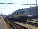 150 203-8 durchfhrt mit einem Schnellzug den Bahnhof Kralupy am 15.4.2013