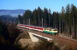 Die retrolackierte Banane 151 023 erreicht die tschechisch-slowakische Grenze mit dem Zug R345 bei Svrčinovec.