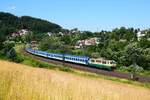 Die retrolackierte 151 023 ist mit dem Zug EC141  Ostravan  aus Praha nach Žilina kurz vor der tschechisch-slowakischen Grenze bei Mosty u Jablunková.