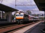 BR 151 023-5 mit EC nach Zilina fhrt gerade am 04.08.2010 durch den Bahnhof von Zabreh na Moravie(CD)