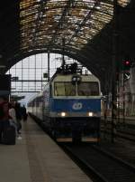 18.2.2015 9:59 ČD 151 001-5 mit dem EC 111 nach Warszawa Wschodnia im Startbahnhof Praha hl.n.