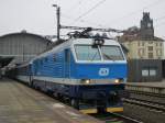 18.2.2015 10:20 ČD 151 001-5 mit dem EC 111 nach Warszawa Wschodnia bei der Ausfahrt aus dem Startbahnhof Praha hl.n.