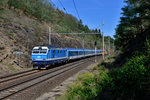 151 020 mit einem R am 26.08.2015 bei Tynec nad Labem.